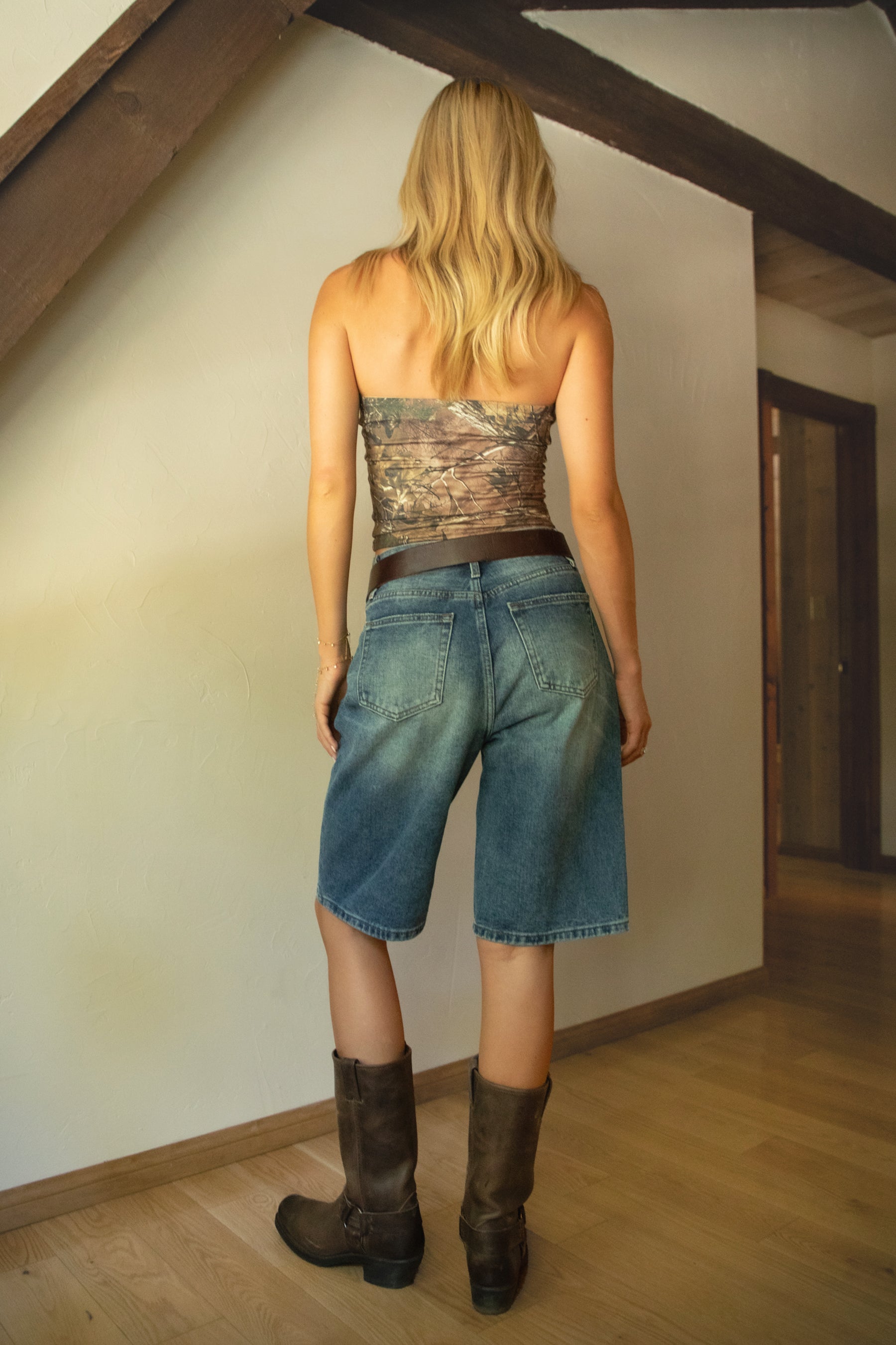 TERRI Denim Baggy Dad Skater Jorts 
Low Rise Design With Belt Loop Details 
Zipper Fly Button Closure 
Five Pocket Design 
Distressed Faded Vintage Denim Wash 
Relaxed Below The Knee Fit 
Back To School Western Rodeo Outfit Fashion Inspo