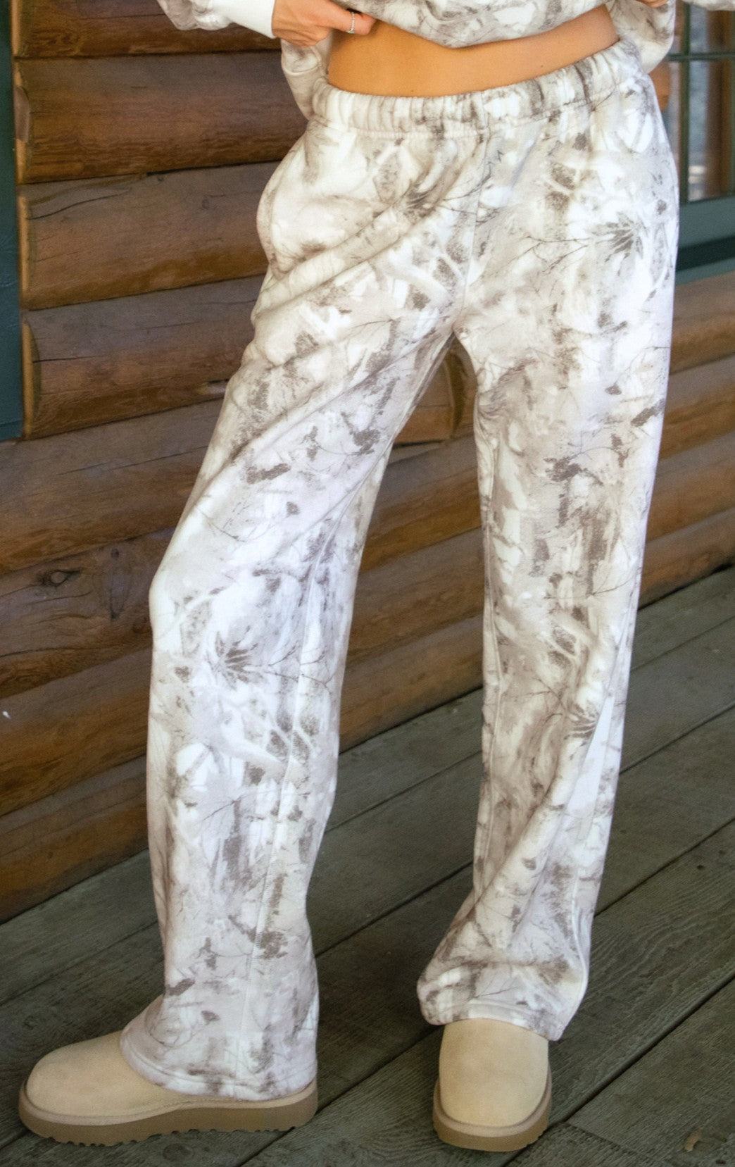AVERY Light Woodland Camo Fleece Wide Leg Sweatpants
Classic Staple Straight Leg Jogger 
Mid Elasticated Waistband With Interior Drawcord 
Deep Reversible Side Pockets 
Wide Leg Fit with Ample Room 
Light Forest Woodland Camo in Dusted Grey
Featured In Our New Cloud Fleece Fabric 
Back To School Western Rodeo Outfit Fashion Inspo
Cloud Fleece Key Features: 
Soft & Lightweight: Gentle on the skin with a breezy feel.
Midweight Warmth: Keeps you comfortable without overheating.
Drapey Design: Flows effortless