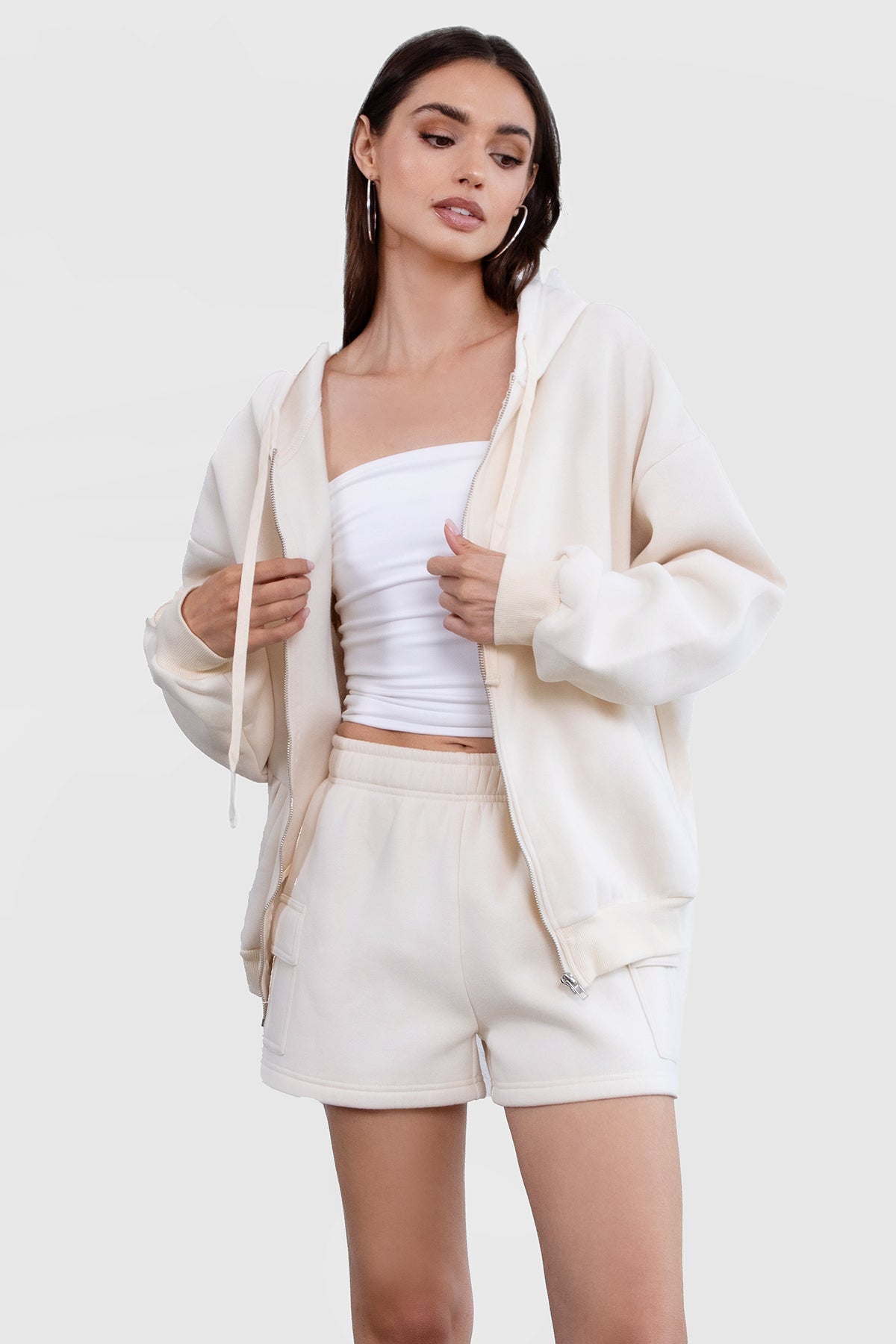 Ecru fleece cargo shorts with a relaxed fit and smooth fabric, designed for everyday comfort by Tic Toc.