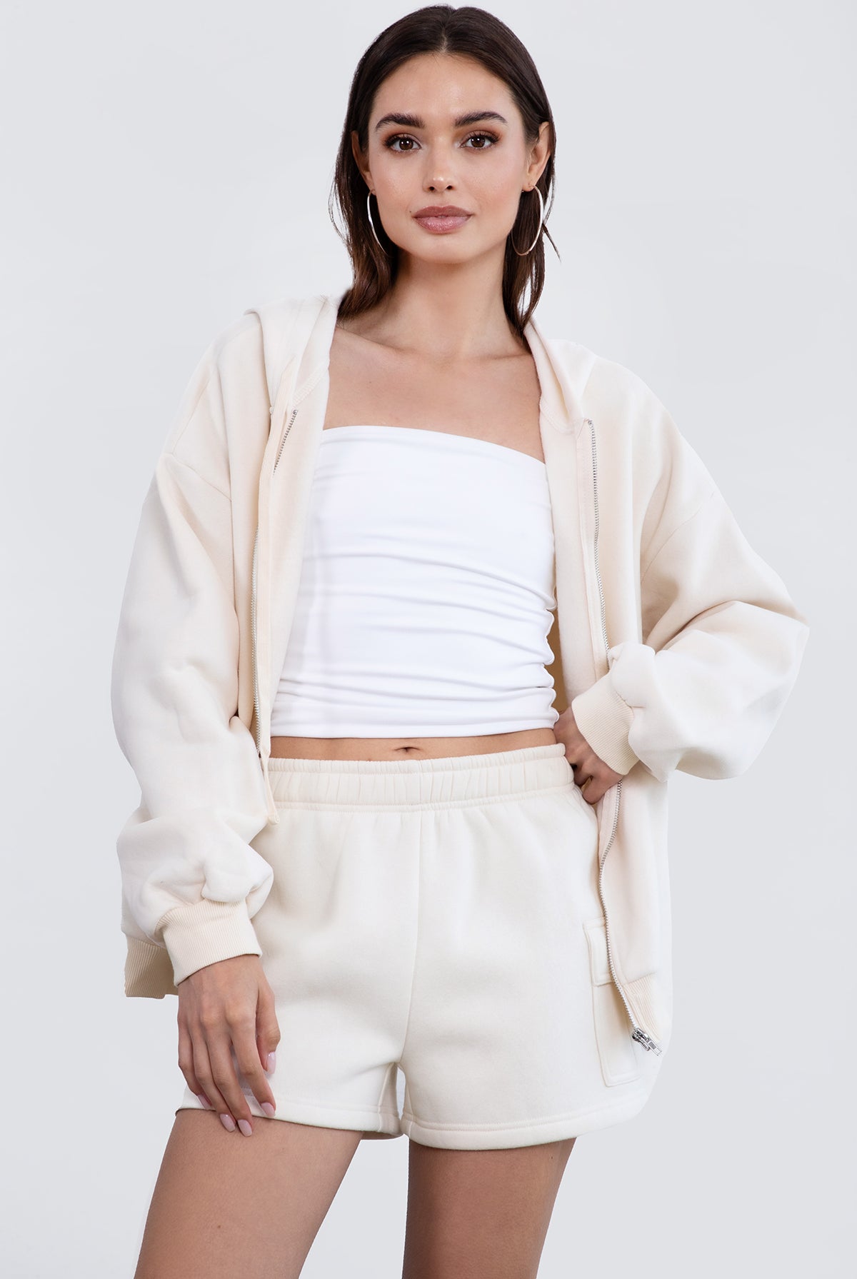 Ecru fleece cargo shorts with a relaxed fit and smooth fabric, designed for everyday comfort by Tic Toc.