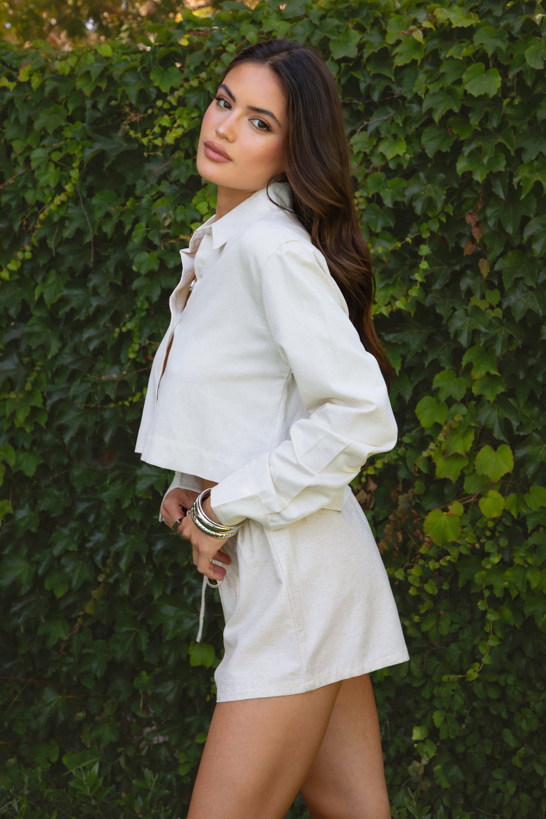 PA31288-ROWAN Linen Low Rise Drawstring Shorts are an easy essential for sun-soaked days. Designed with a relaxed fit and adjustable drawstring waist, these lightweight shorts are crafted from a breathable linen blend in a slightly unique shade from the rest of the collection. Perfect for lounging, summer getaways, or as a chic beach cover-up. Pair it with the matching top (sold separately, style TH29605) for a full boho-inspired look.