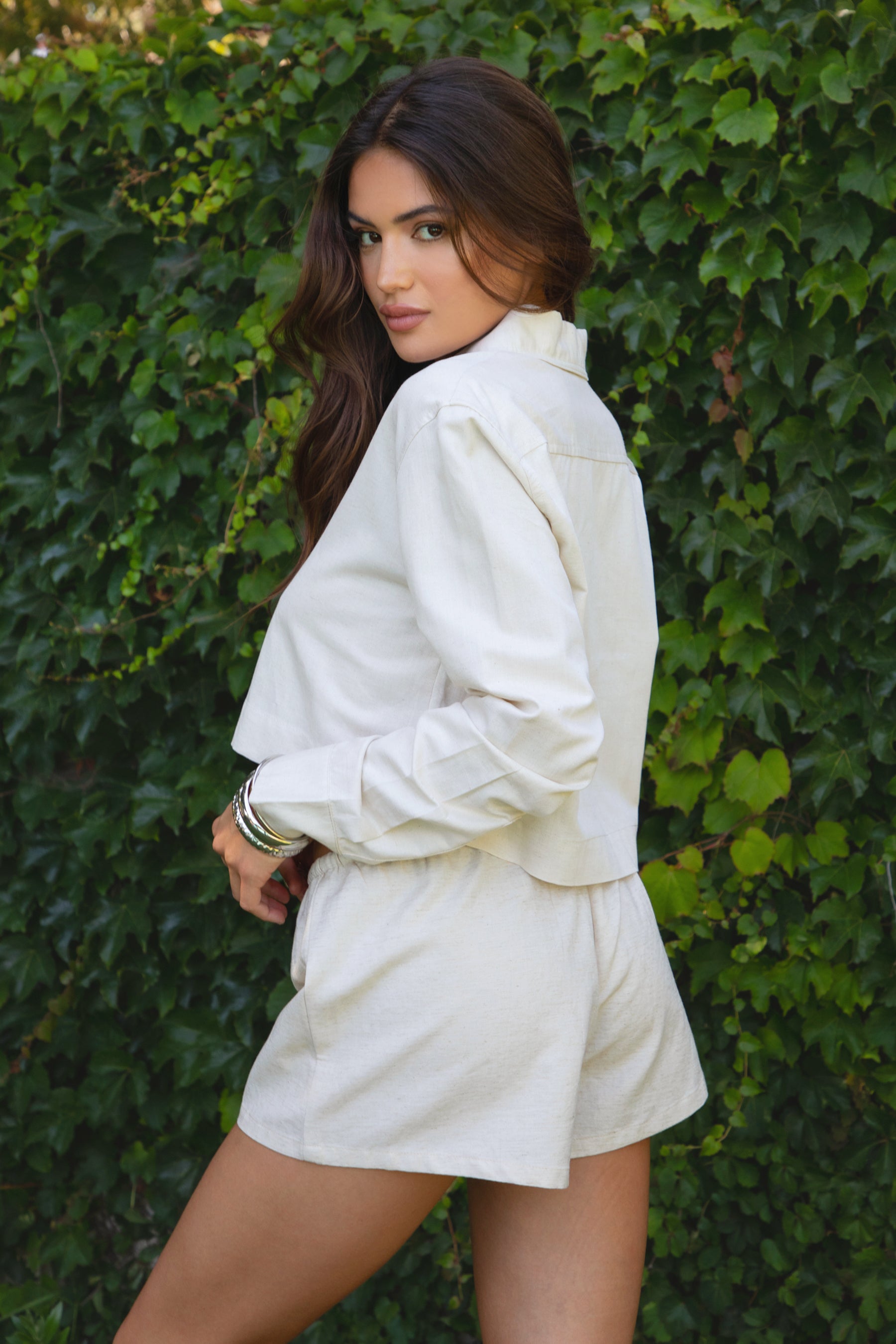 PA31288-ROWAN Linen Low Rise Drawstring Shorts are an easy essential for sun-soaked days. Designed with a relaxed fit and adjustable drawstring waist, these lightweight shorts are crafted from a breathable linen blend in a slightly unique shade from the rest of the collection. Perfect for lounging, summer getaways, or as a chic beach cover-up. Pair it with the matching top (sold separately, style TH29605) for a full boho-inspired look.