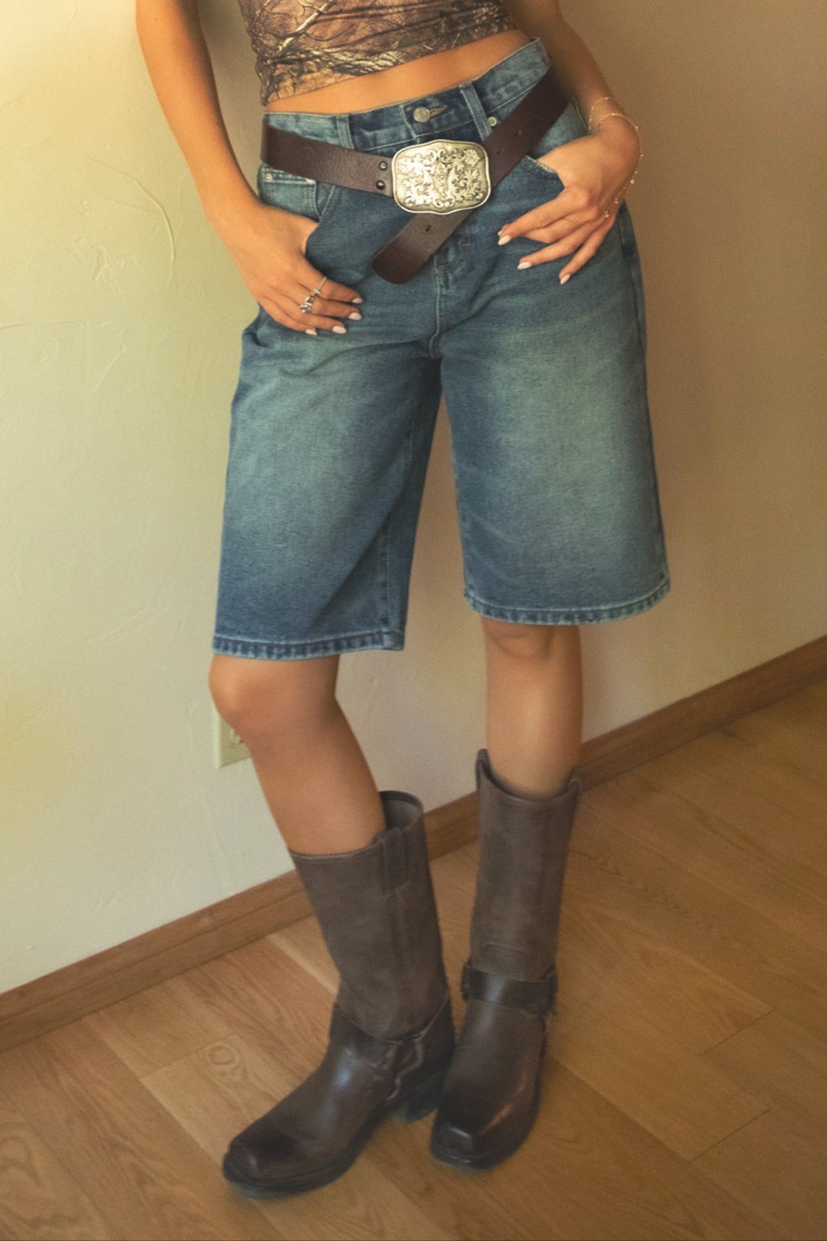 TERRI Denim Baggy Dad Skater Jorts 
Low Rise Design With Belt Loop Details 
Zipper Fly Button Closure 
Five Pocket Design 
Distressed Faded Vintage Denim Wash 
Relaxed Below The Knee Fit 
Back To School Western Rodeo Outfit Fashion Inspo