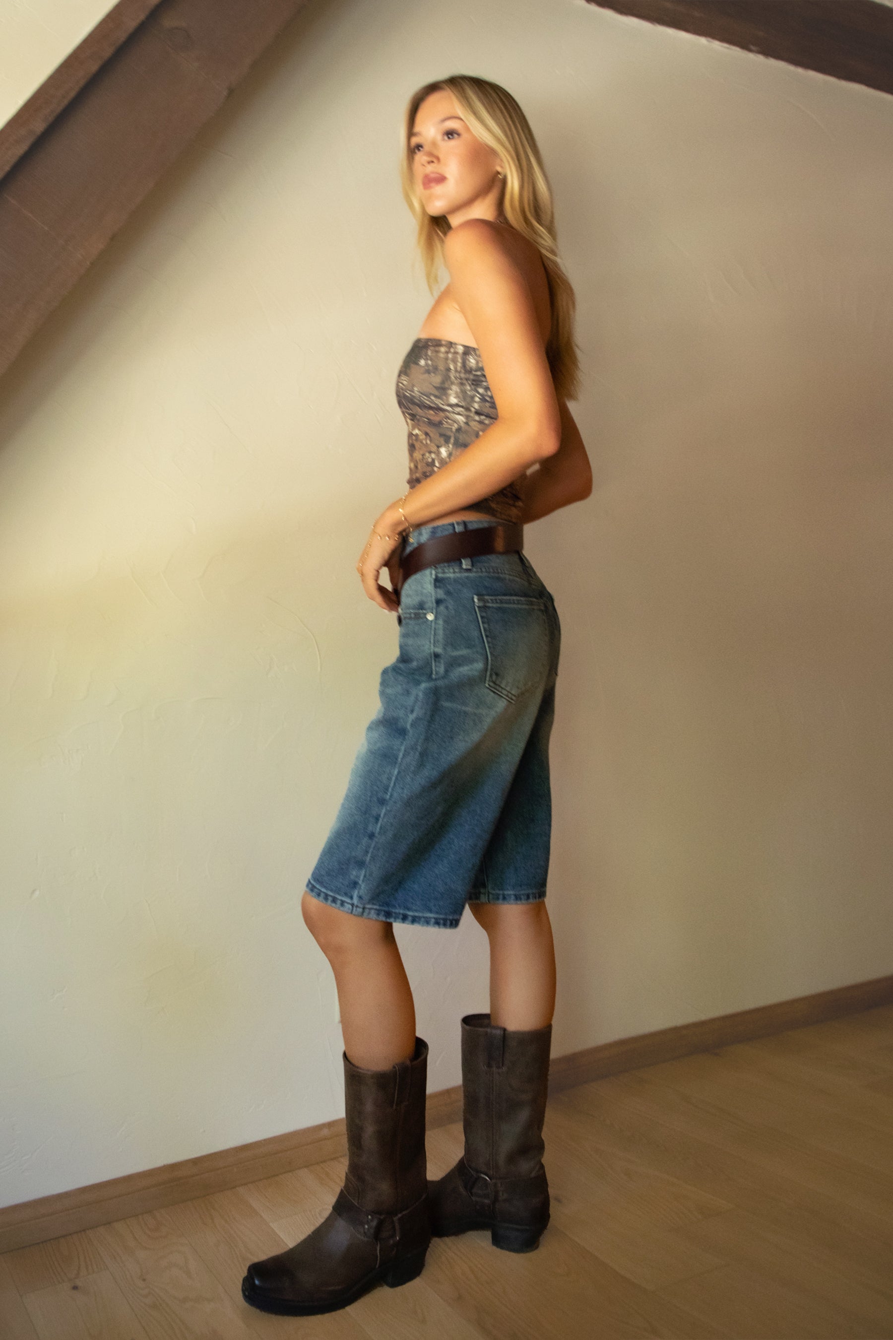 TERRI Denim Baggy Dad Skater Jorts 
Low Rise Design With Belt Loop Details 
Zipper Fly Button Closure 
Five Pocket Design 
Distressed Faded Vintage Denim Wash 
Relaxed Below The Knee Fit 
Back To School Western Rodeo Outfit Fashion Inspo