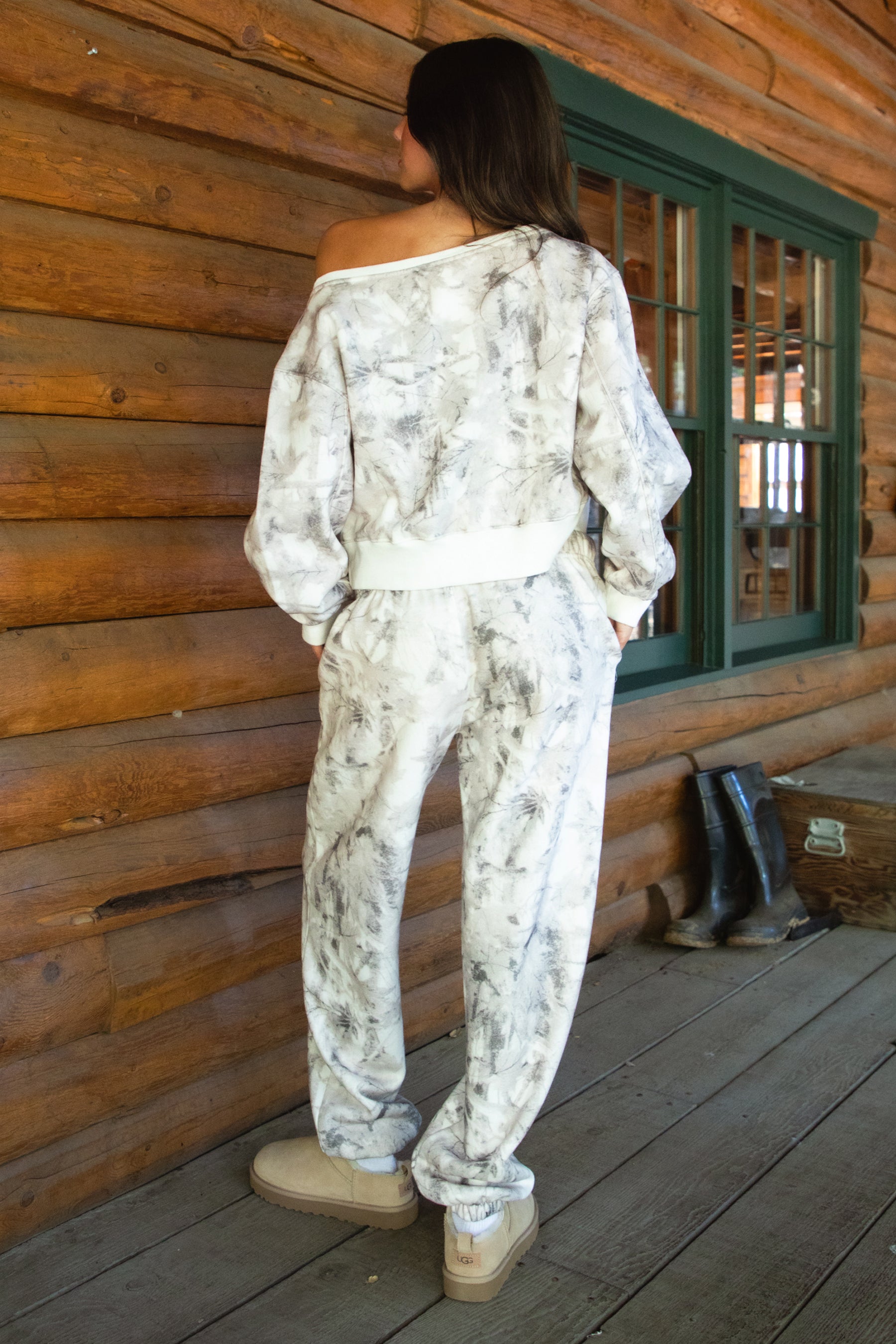AVERY Light Woodland Camo Fleece Lounge Sweatpants
Elasticated Self-Tie Waistband 
Deep Reversible Side Pockets 
Slightly Tapered Ankle Length And  Elastic Cinch Bottom
Light Forest Woodland Camo in Dusted Grey
Featured In Our New Cloud Fleece Fabric 
Back To School Western Rodeo Outfit Fashion Inspo

Cloud Fleece Key Features: 
Soft & Lightweight: Gentle on the skin with a breezy feel.
Midweight Warmth: Keeps you comfortable without overheating.
Drapey Design: Flows effortlessly for a flattering, laid-back