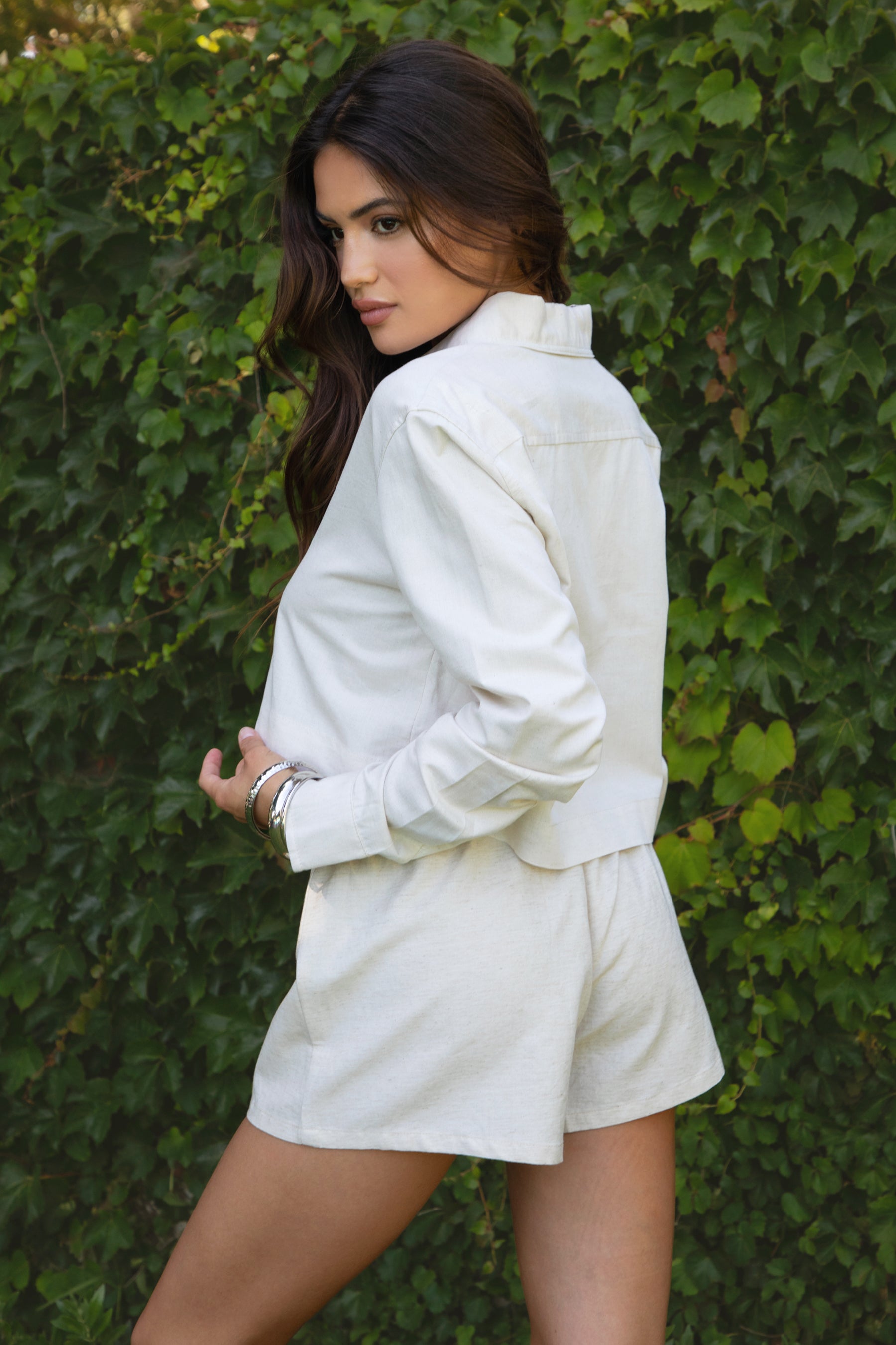 RICHI Classic Cropped Linen Blend Shirt
Linen collared long-sleeved button-up blouse
Pointed fold-over collar
Button front closure
Drop shoulders and button cuffs
Cropped Relaxed Fit
Made from breathable, lightweight linen blend fabric  
Perfect for lounging, summer vacations, or a European boho-inspired outfit. It can also serve as a stylish beach cover-up  
Matching bottom and top are sold separately, PA31288 