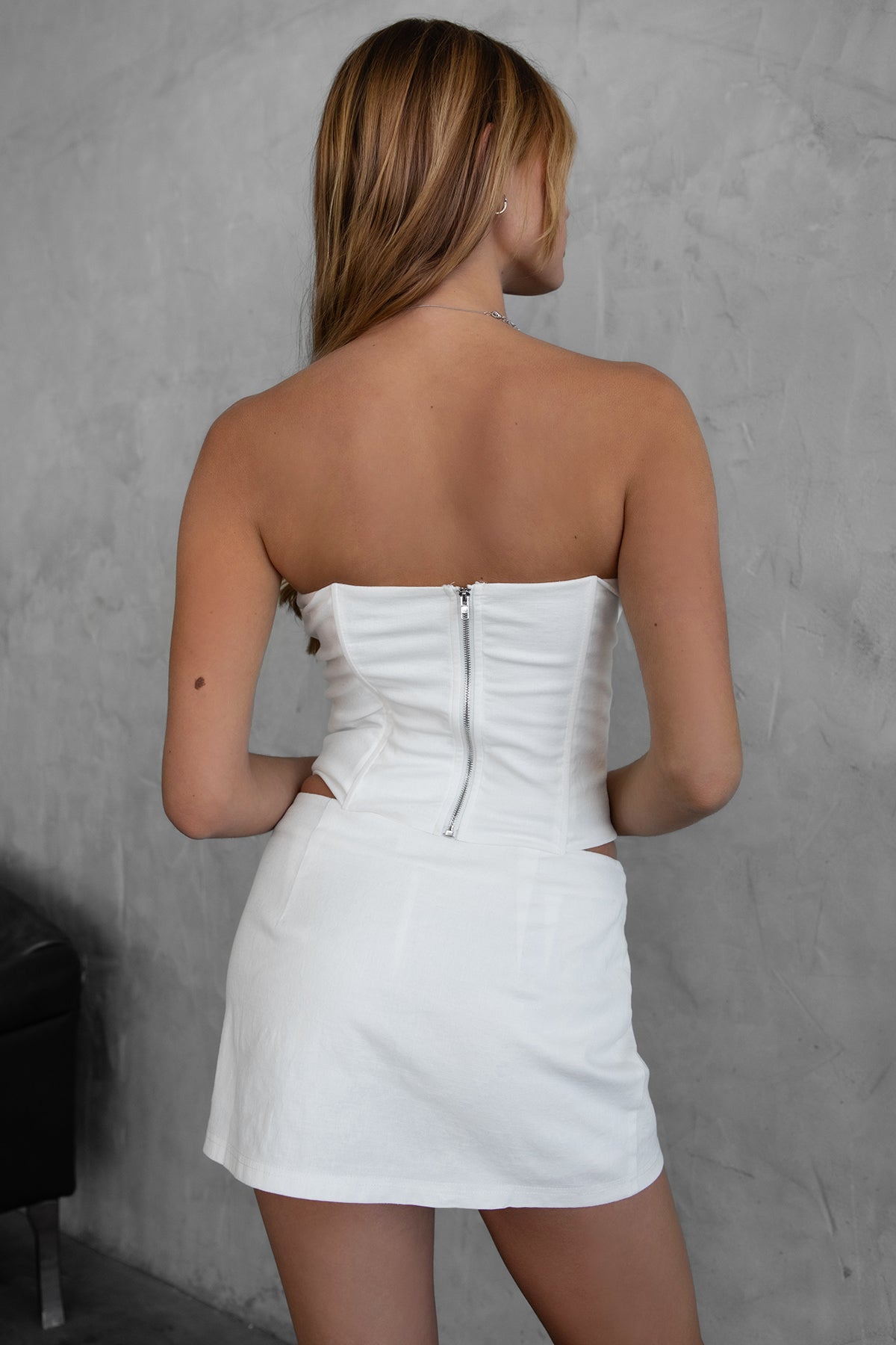 TIC TOC TH30024 JANICE Stretch Linen Corset Top in white features boned panel construction, double-lined fabric, and an exposed back zipper.