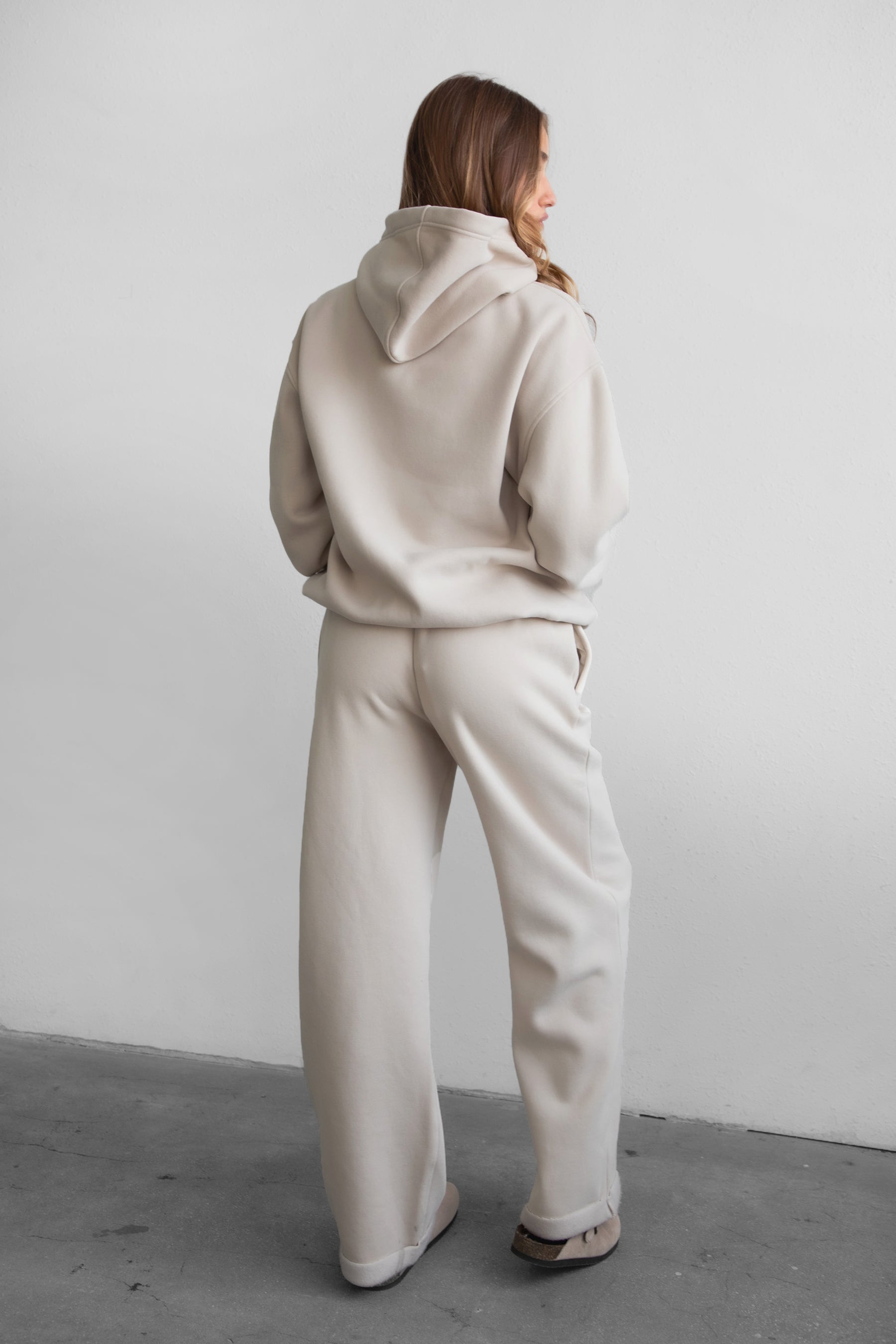 DAMI Cloud Fleece Classic Oversized Hoodie 
Extended Relaxed Fit 
Dropped Hem Shoulder
Kangaroo Pocket Design 
Thick Ribbed Cuffs and Bottom Hem 
Matching Shades to Cloud Fleece Collection

Cloud Fleece Key Features: 
Soft & Lightweight: Gentle on the skin with a breezy feel.
Midweight Warmth: Keeps you comfortable without overheating.
Drapey Design: Flows effortlessly for a flattering, laid-back look.